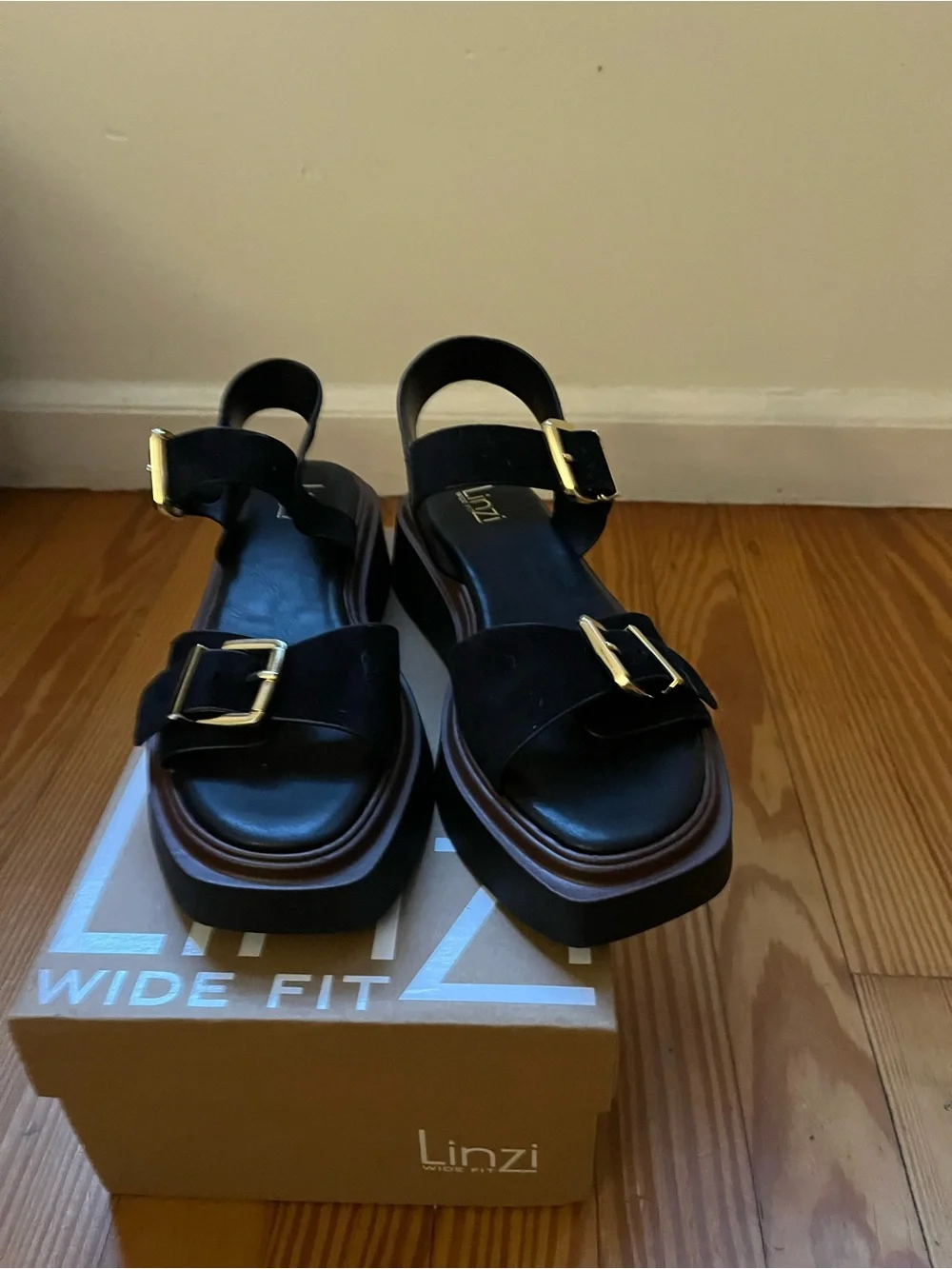 Source Wide Fit Black Flatform Buckle Sandals US size 8